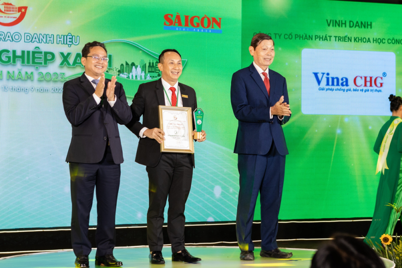 Ông Nguyễn Viết Hồng - Tổng Giám đốc Vina CHG nhận giải thưởng Doanh nghiệp xanh TP. Hồ Chí Minh năm 2023