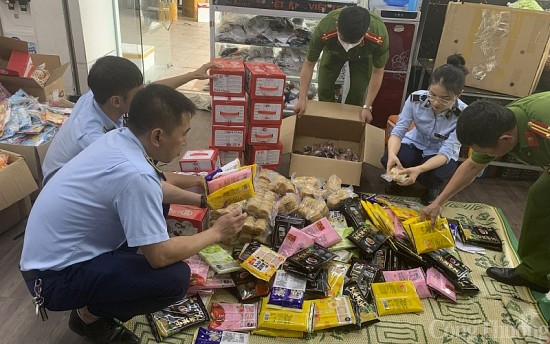 Quản lý thị trường Nghệ An: Tạm giữ hàng nghìn chiếc bánh trung thu không rõ nguồn gốc tại TP.Vinh