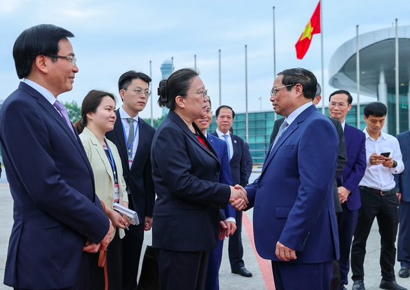Công sứ Đại sứ quán Trung Quốc tại Việt Nam Hy Tuệ tiễn Thủ tướng Phạm Minh Chính và Đoàn công tác - Ảnh: VGP