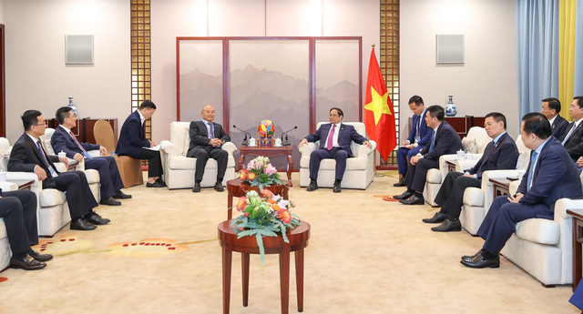 Thủ tướng Phạm Minh Chính tiếp ông Trần Vân, Chủ tịch Hội đồng Quản trị Tập đoàn Đường sắt Trung Quốc (CREC) - Ảnh: VGP