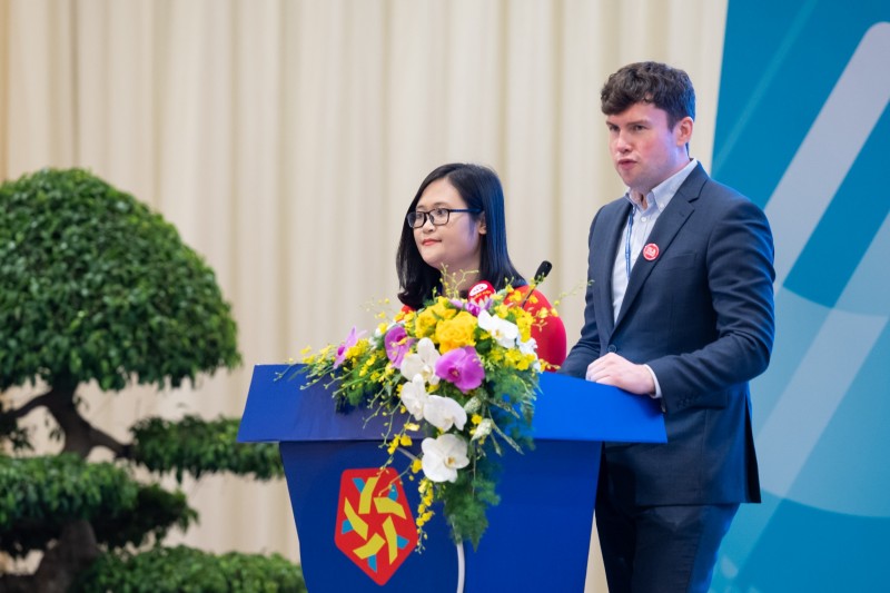Ngài Dan Carden, Chủ tịch Diễn đàn Nghị sĩ trẻ; Bà Hà Ánh Phượng, Đại biểu Quốc hội Việt Nam  trình bày dự thảo Tuyên bố của Hội nghị