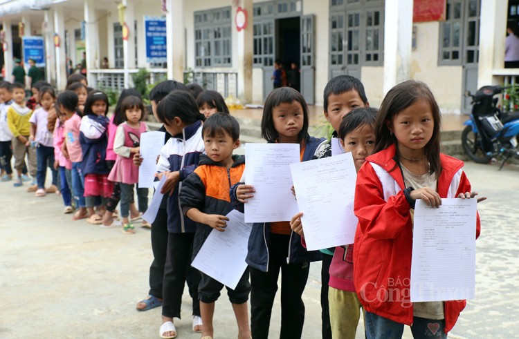 Lai Châu: Học sinh Trường Mồ Sì San được thăm khám, phát thuốc miễn phí dịp Tết Trung thu