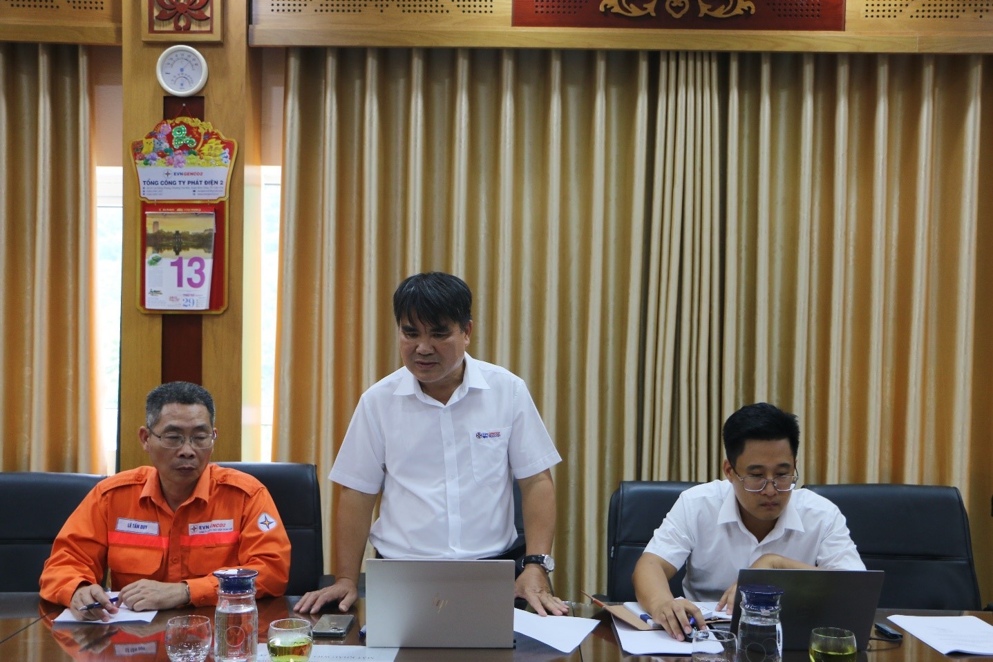 Ông Phạm Văn Cường  - Phó Giám đốc Công ty báo cáo tình trạng kỹ thuật các hệ thống thiết bị nhà máy