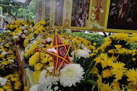 Người dân Hà Nội tưởng niệm 56 nạn nhân trong vụ cháy chung cư mini