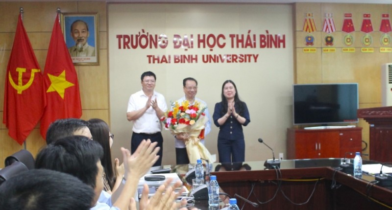 Bà Trần Thị Bích Hằng - Phó Chủ tịch UBND tỉnh Thái Bình tặng hoa chúc mừng Chủ tịch Hội đồng tư vấn Trường Đại học Thái Bình. Ảnh: Q.L