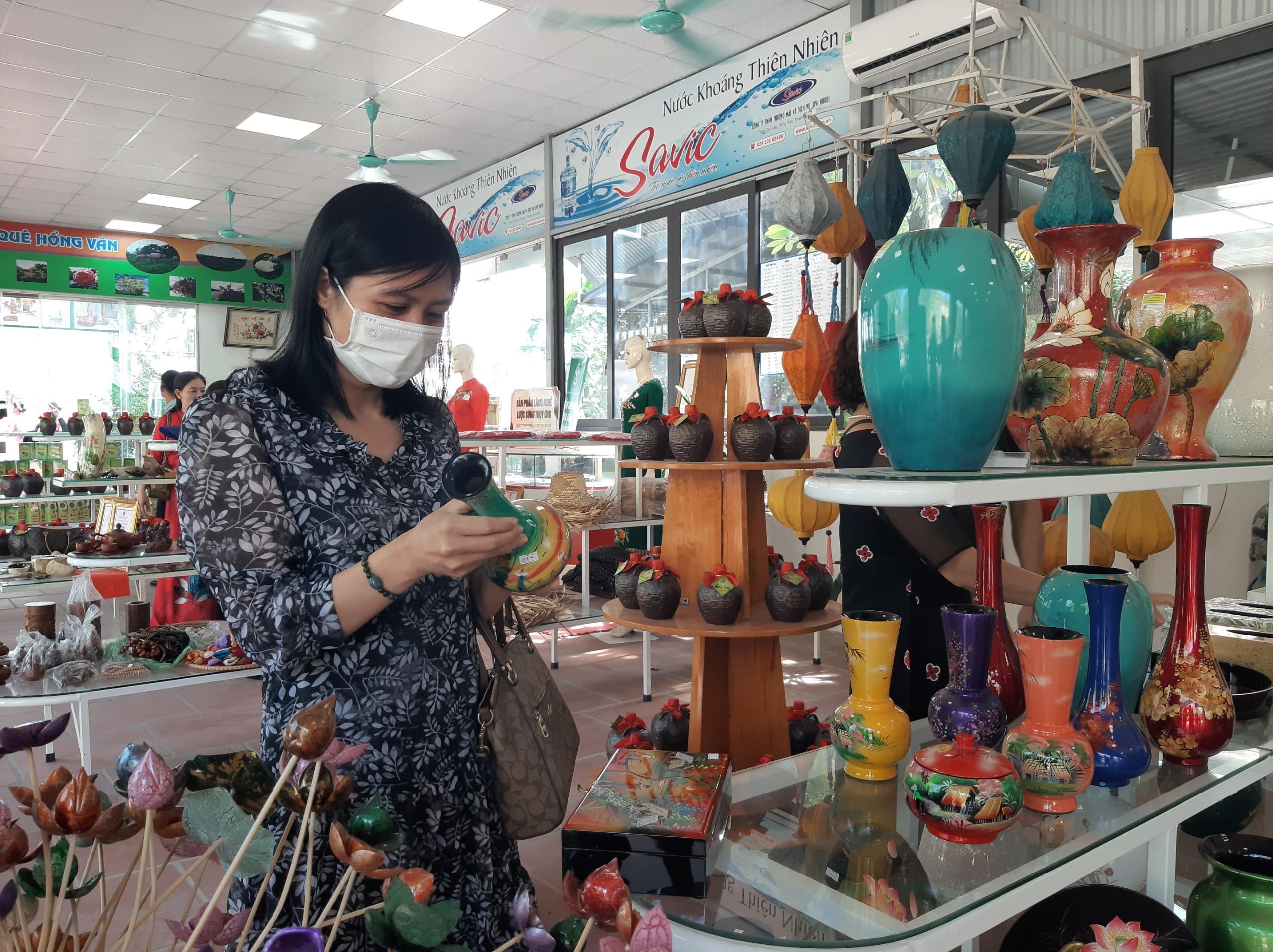 Điểm giới thiệu và bán sản phẩm OCOP tại HTX hoa cây cảnh và dịch vụ Hồng Vân (xã Hồng Vân, huyện Thường Tín, Hà Nội) (ảnh Nguyễn Hạnh)