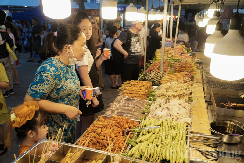 Người dân trải nghiệm Lễ hội ẩm thực tại TP Nha Trang (Khánh Hòa) tháng 6/2023.