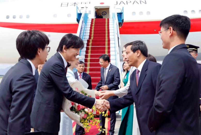 Hoàng thái tử Akishino và Công nương Kiko đã đến sân bay Nội Bài, bắt đầu thăm chính thức theo lời mời của Nhà nước Việt Nam từ ngày 20 đến 25-9.