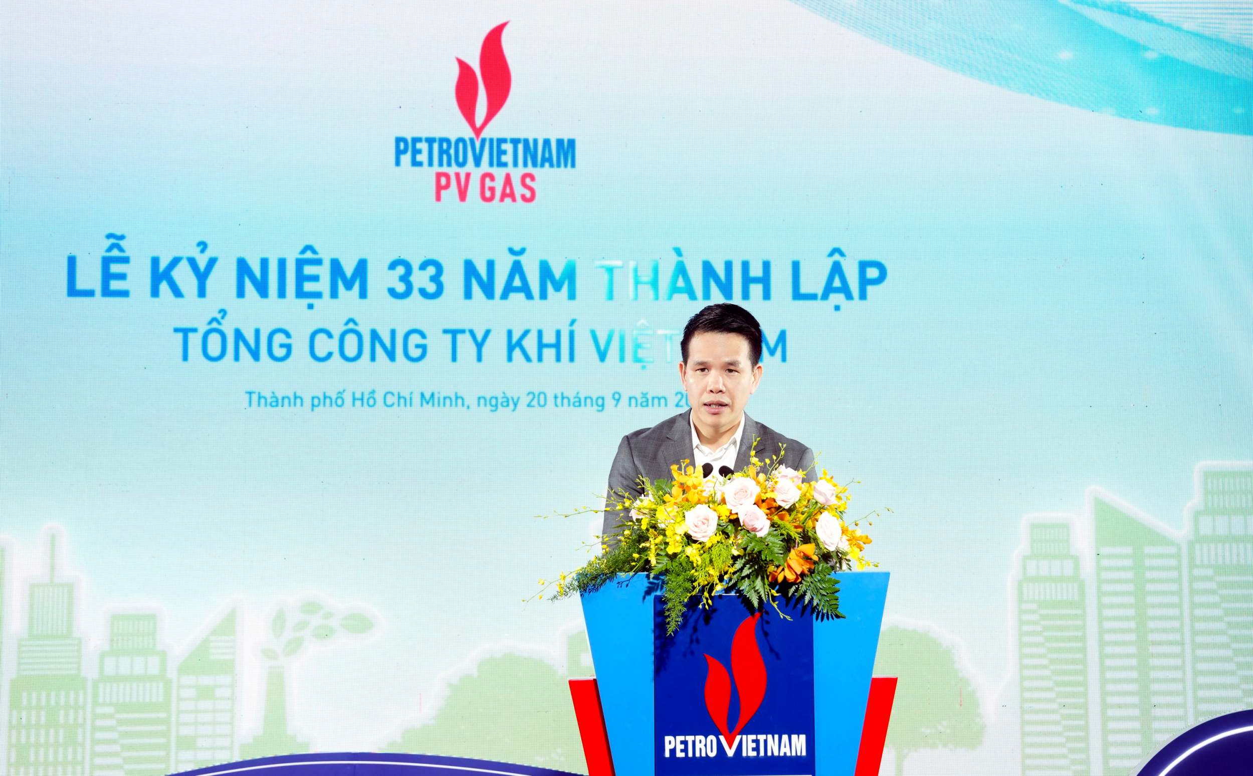 Phát biểu chúc mừng tuổi 33 của PV GAS, đồng chí Phạm Văn Phong, Phó Bí thư Đảng ủy, Thành viên Hội đồng Quản trị, Tổng Giám đốc khẳng định hành trình bền bỉ, đầy vẻ vang, đáng tự hào của những thế hệ CBCNV - NLĐ PV GAS
