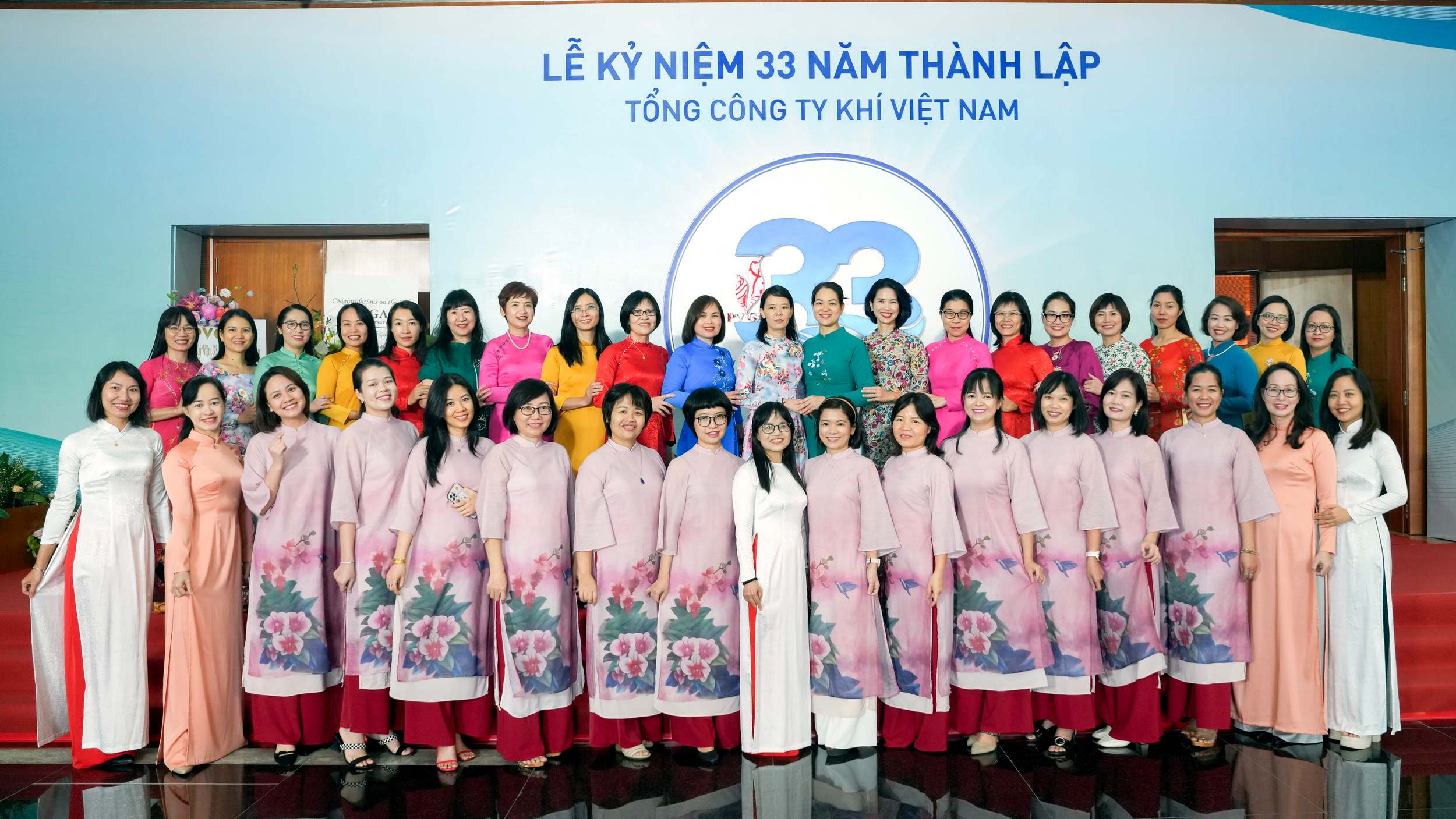 Tập thể nữ CBCNV Cơ quan Điều hành PV GAS chào đón tuổi 33 tươi đẹp của Tổng công ty Khí Việt Nam