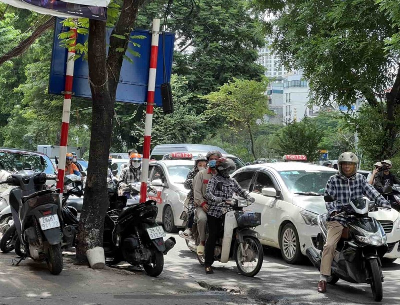 Vỉa hè, lòng đường Hà Nội vẫn "đâu vào đấy" sau nhiều đợt ra quân xử lý