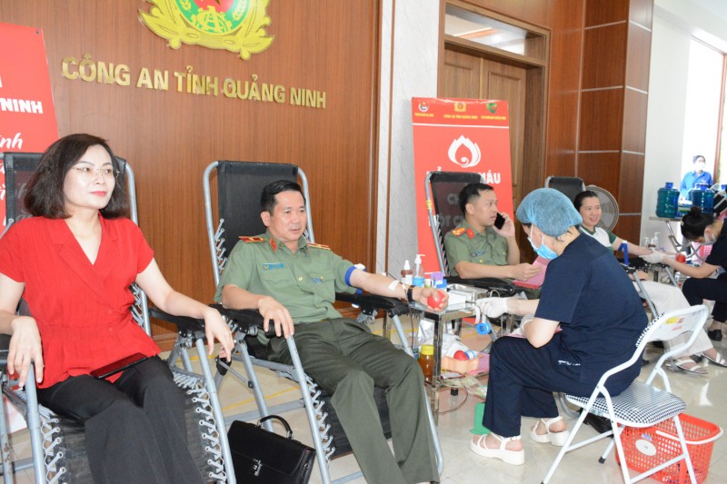 Quảng Ninh: Thiếu tướng Đinh Văn Nơi cùng hơn 200 cán bộ, chiến sĩ tham gia hiến máu tình nguyện