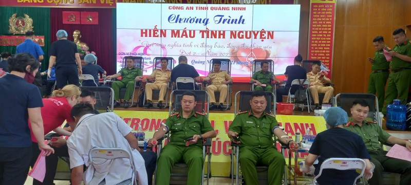 Quảng Ninh: Thiếu tướng Đinh Văn Nơi cùng hơn 200 cán bộ, chiến sĩ tham gia hiến máu tình nguyện