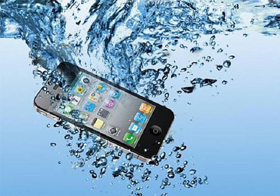 Cách xử lý khi điện thoại dính nước đơn giản tại nhà