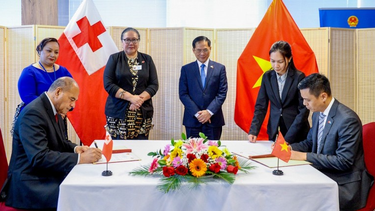 Lễ ký kết Thông cáo chung về việc thiết lập quan hệ ngoại giao Việt Nam-Tonga giữa hai Đại sứ, Trưởng Phái đoàn hai nước tại Liên hợp quốc