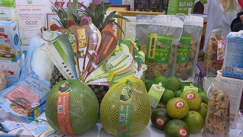 Các sản phẩm OCOP Hậu Giang trưng bày tại siêu thị.