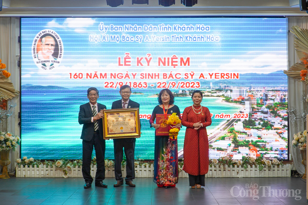 Tổ chức Kỷ lục Việt Nam trao bằng tôn vinh giá trị di sản bác sĩ A. Yersin cho đại diện  Hội Những người ái mộ bác sĩ A. Yersin