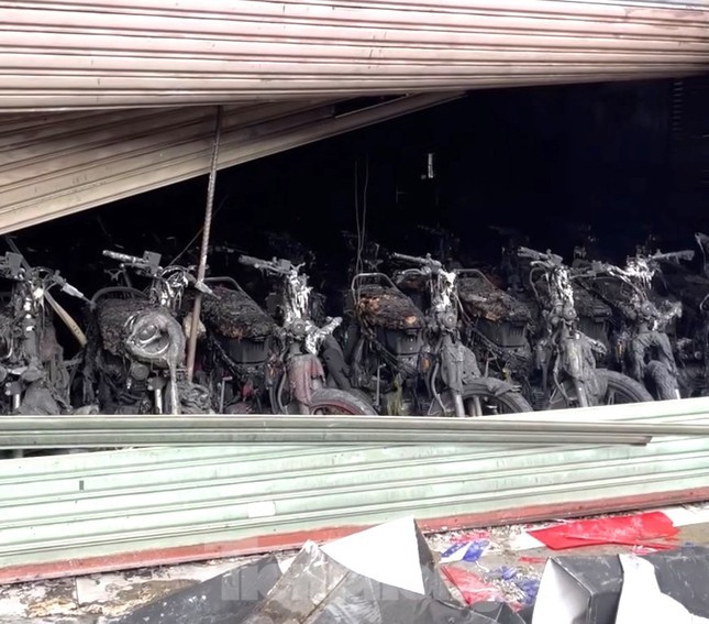 Nhiều xe máy bị thiêu rụi - Ảnh: Tienphong