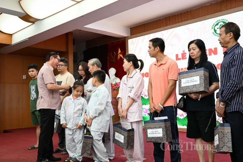 Tổ chức lễ tiễn ra viện cho 11 người bệnh là nạn nhân vụ cháy chung cư mini quận Thanh Xuân