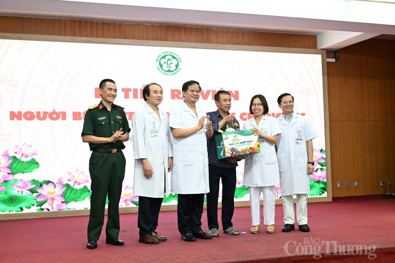 Tổ chức lễ tiễn ra viện cho 11 người bệnh là nạn nhân vụ cháy chung cư mini quận Thanh Xuân