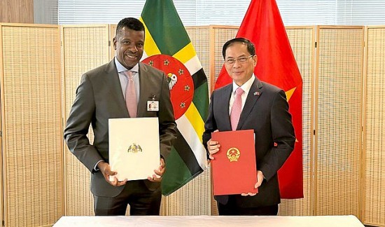 Việt Nam và Dominica ký hiệp định miễn visa cho người mang hộ chiếu ngoại giao, công vụ