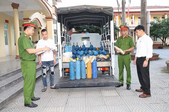 Phát hiện cửa hàng quần áo chứa 64 bình khí cười; tiêu hủy lượng lớn hàng hóa giả mạo nhãn hiệu