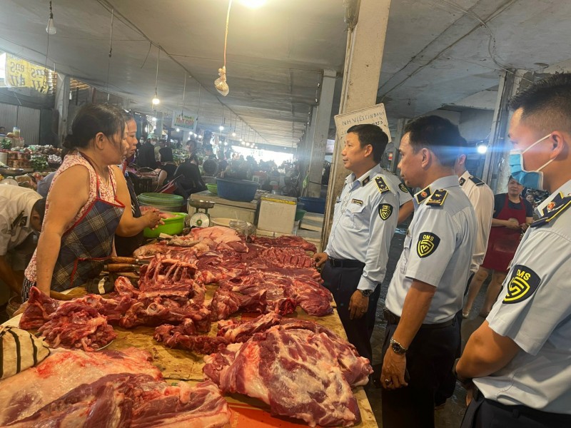 Thái Nguyên: Tiểu thương chợ Đồng Quang gom lợn chết bốc mùi về bán cho người tiêu dùng