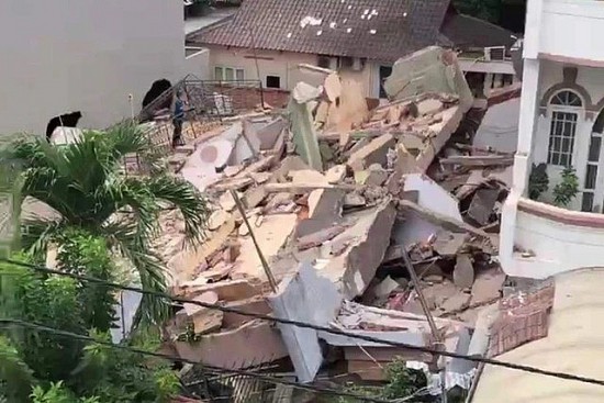 Sập nhà 4 tầng ở TP.HCM: Đang nỗ lực đưa 2/5 người bị mắc kẹt