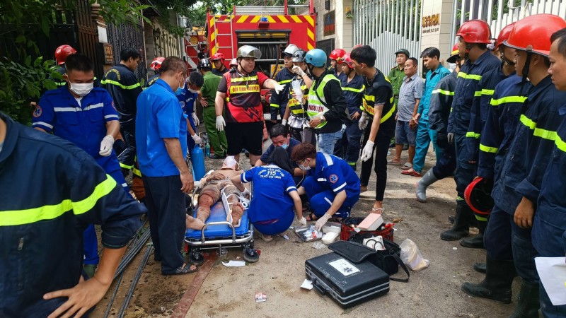 Cấp cứu nạn nhân bị thương trước khi chuyển vào bệnh viện - Ảnh: CACC