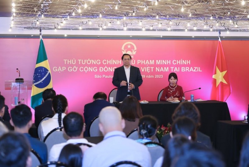 Tối ngày 23/9, tại thành phố São Paulo, Brasil, Thủ tướng Chính phủ Phạm Minh Chính và đoàn đại biểu cấp cao Việt Nam đã gặp gỡ đại diện cộng đồng người Việt Nam tại Brasil và một số nước Nam Mỹ.