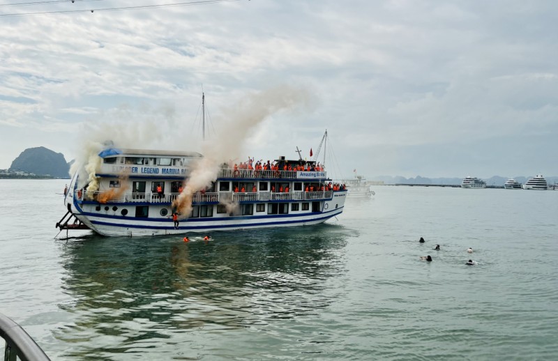 Quảng Ninh: Diễn tập phương án chữa cháy khách sạn và hai tàu va chạm trên biển gây cháy nổ