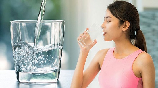 Uống nhiều nước và uống đúng cách sẽ giúp bạn giảm cân như thế nào?
