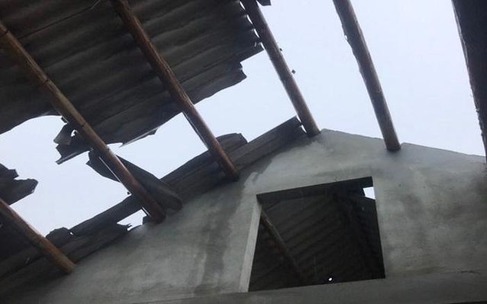 Quảng Trị: Hàng chục ngôi nhà tốc mái do giông lốc giật mạnh
