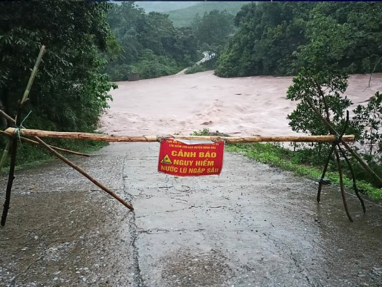 Quảng Bình: Một số tuyến đường trên biên giới bị ngập và chia cắt