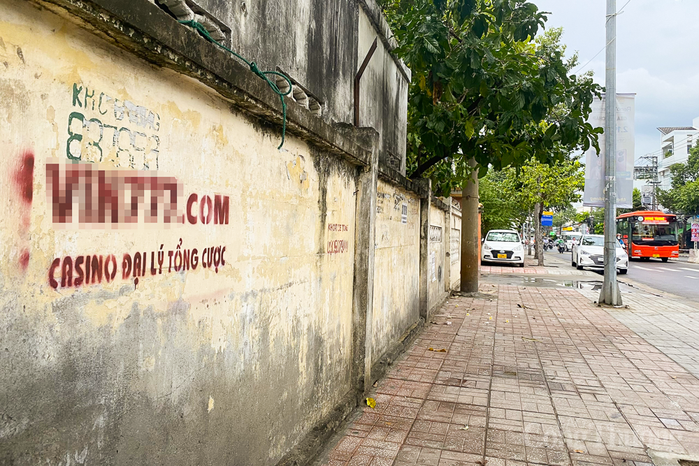 Vẽ bậy quảng cáo web cờ bạc công khai ở Nha Trang. (Ảnh: Báo Công Thương)
