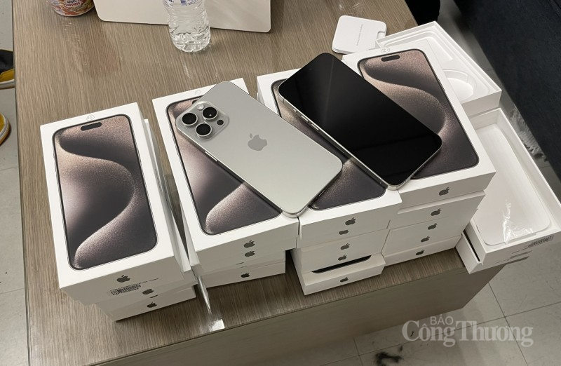 Bắt giữ 2 lô hàng Iphone 15 Pro Max nhập lậu qua sân bay Tân Sơn Nhất