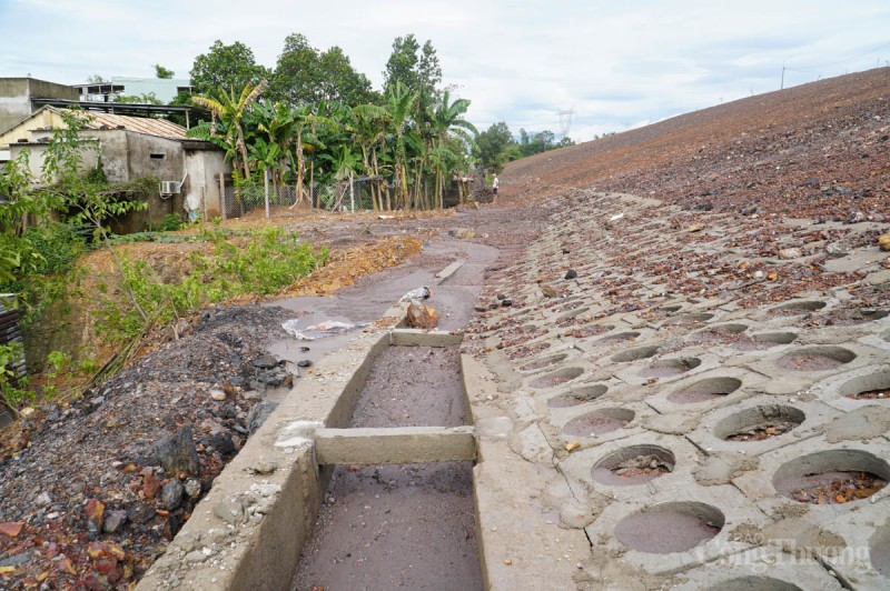Đà Nẵng: Doanh nghiệp bất an vì ở cao mà mưa vẫn bị nước, đất đá tràn vào