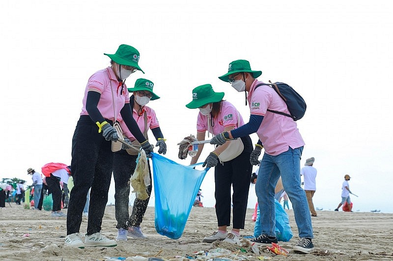 Tình nguyện viên C.P. Việt Nam tham gia chiến dịch làm sạch bãi biển 2023