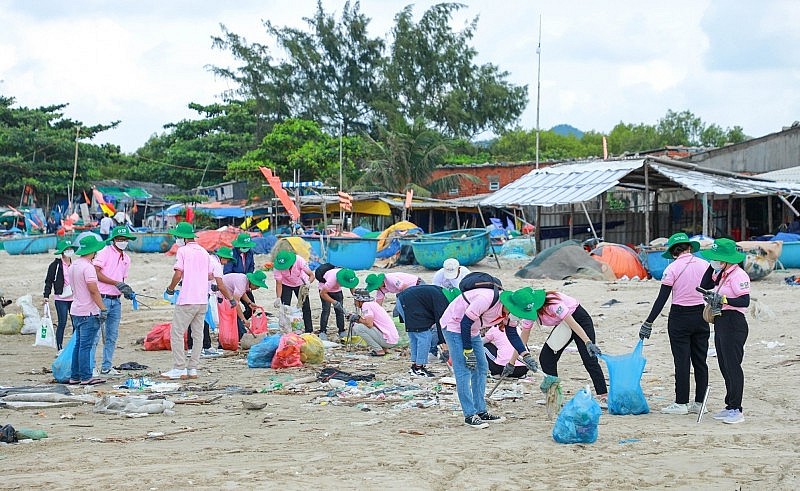 Tình nguyện viên C.P. Việt Nam tham gia chiến dịch làm sạch bãi biển 2023