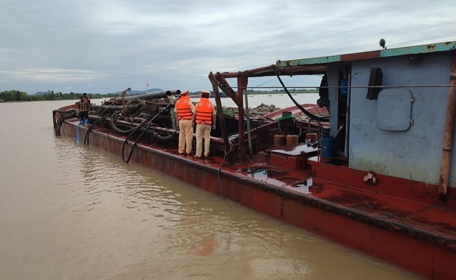 Hải Phòng: Bắt giữ tàu 150 tấn khai thác cát trái phép trên sông Lạch Tray