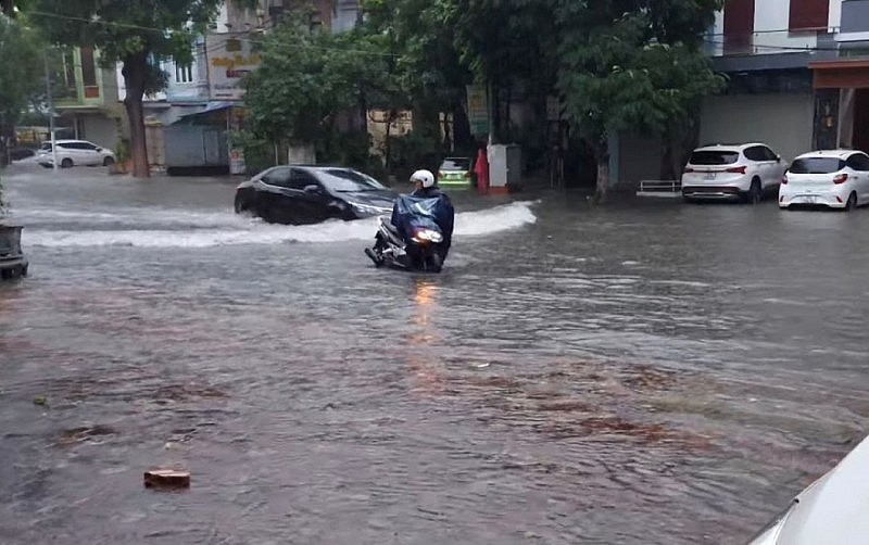 Mưa lớn kéo dài, nhiều tuyến đường ở thành phố Thanh Hóa ngập trong biển nước