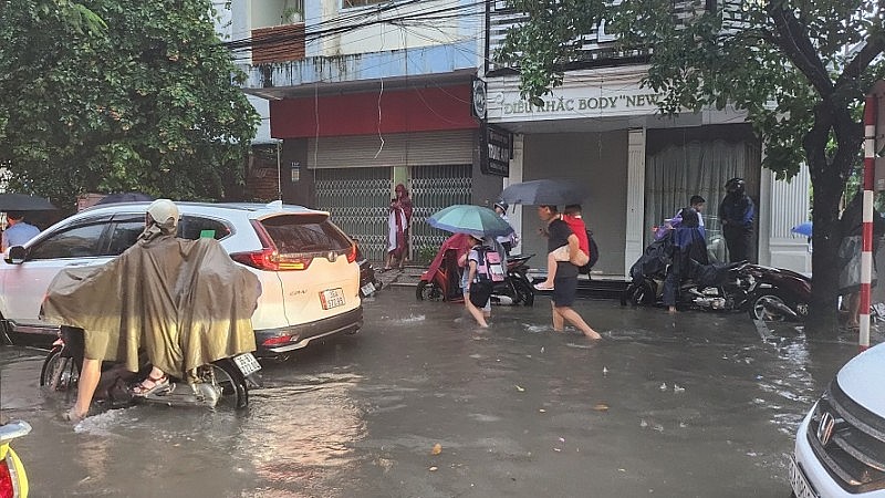 Mưa lớn kéo dài, nhiều tuyến đường ở thành phố Thanh Hóa ngập trong biển nước