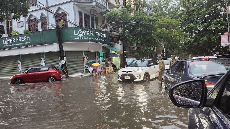 Mưa lớn kéo dài, nhiều tuyến đường ở thành phố Thanh Hóa ngập trong biển nước