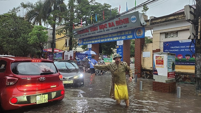 Mưa lớn kéo dài, nhiều tuyến đường ở thành phố Thanh Hóa ngập trong biển nước