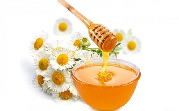 Pha chế trà hoa cúc mật ong thưởng thức nóng hay lạnh đều rất ngon. Ảnh minh họa