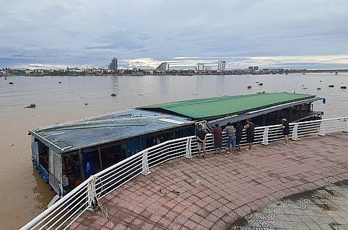 Quảng Bình: Sóng lớn đưa một nhà hàng nổi từ sông ra biển