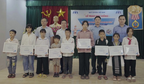9 suất học bổng “Vòng tay nhân ái” tổng trị giá hơn 400 triệu đồng đến với học sinh nghèo Điện Biên