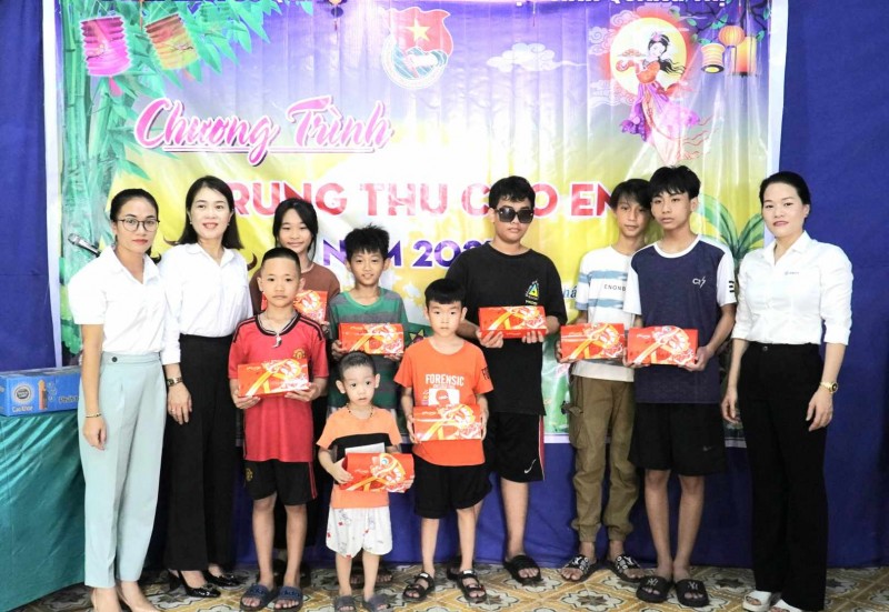 PC Quảng Trị: Tặng quà Trung thu cho trẻ em mồ côi