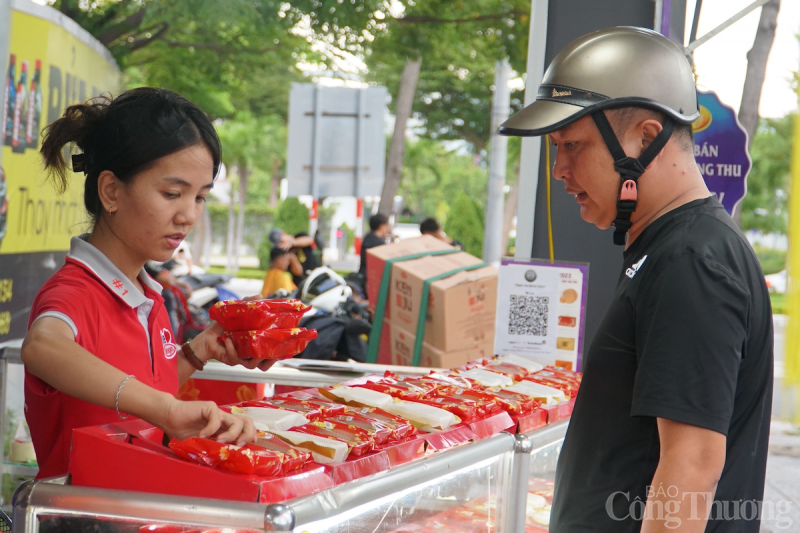 Thị trường trung thu Đà Nẵng: Người ăn không hết, kẻ lần không ra