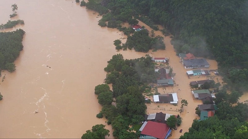 Nghệ An: Huy động cả bản tìm kiếm người đàn ông mất tích, gần 1.900 ngôi nhà bị ngập